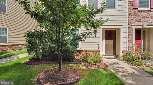9813 Wood Edge Way, Lanham, MD 20706-3299, United States