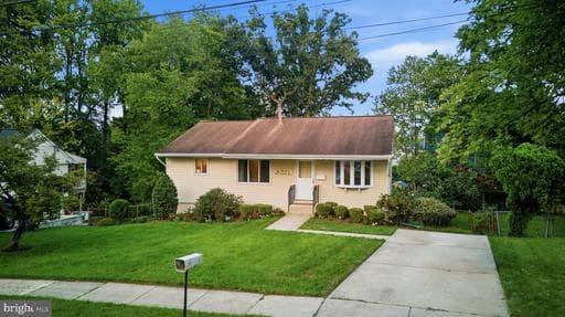 5607 Haddon Dr, Lanham, MD 20706-4105, United States