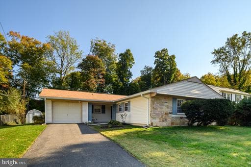 2245 Hindle Ln, Bowie, MD 20716-1127, United States
