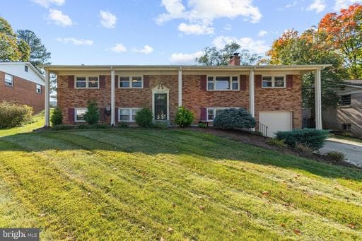 6112 Rayburn Dr, Temple Hills, MD 20748-3851, United States